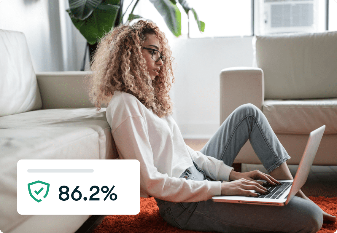 Une jeune femme utilise un ordinateur