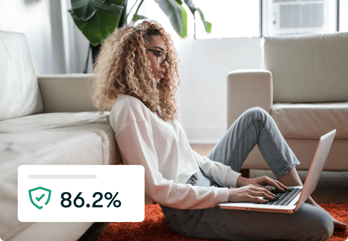 Une jeune femme utilise un ordinateur
